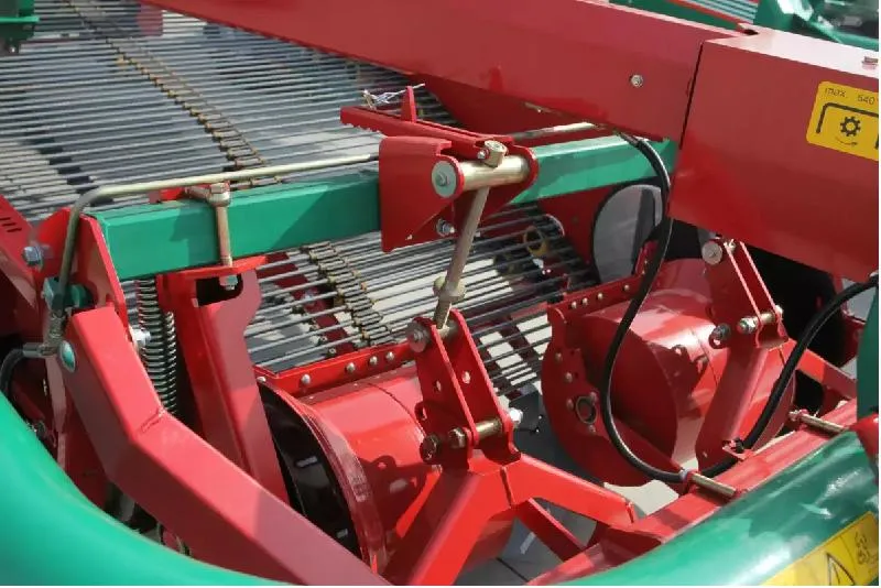 Trailed Farm Harvesting Combine Equipment Potato Combine Harvester